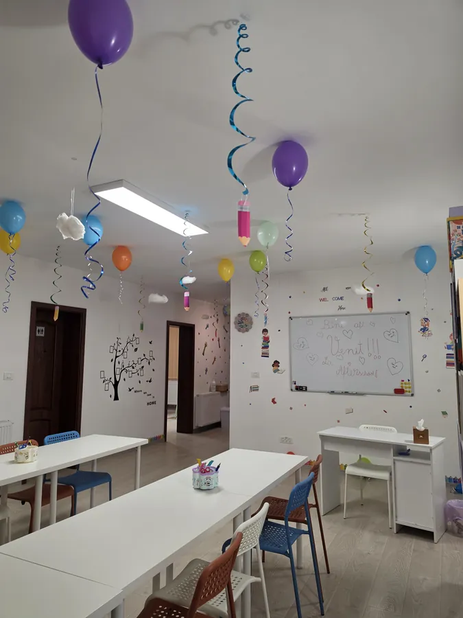 Sala de clasă cu tablă albă și mesaj de bun venit, pregătită pentru inaugurare