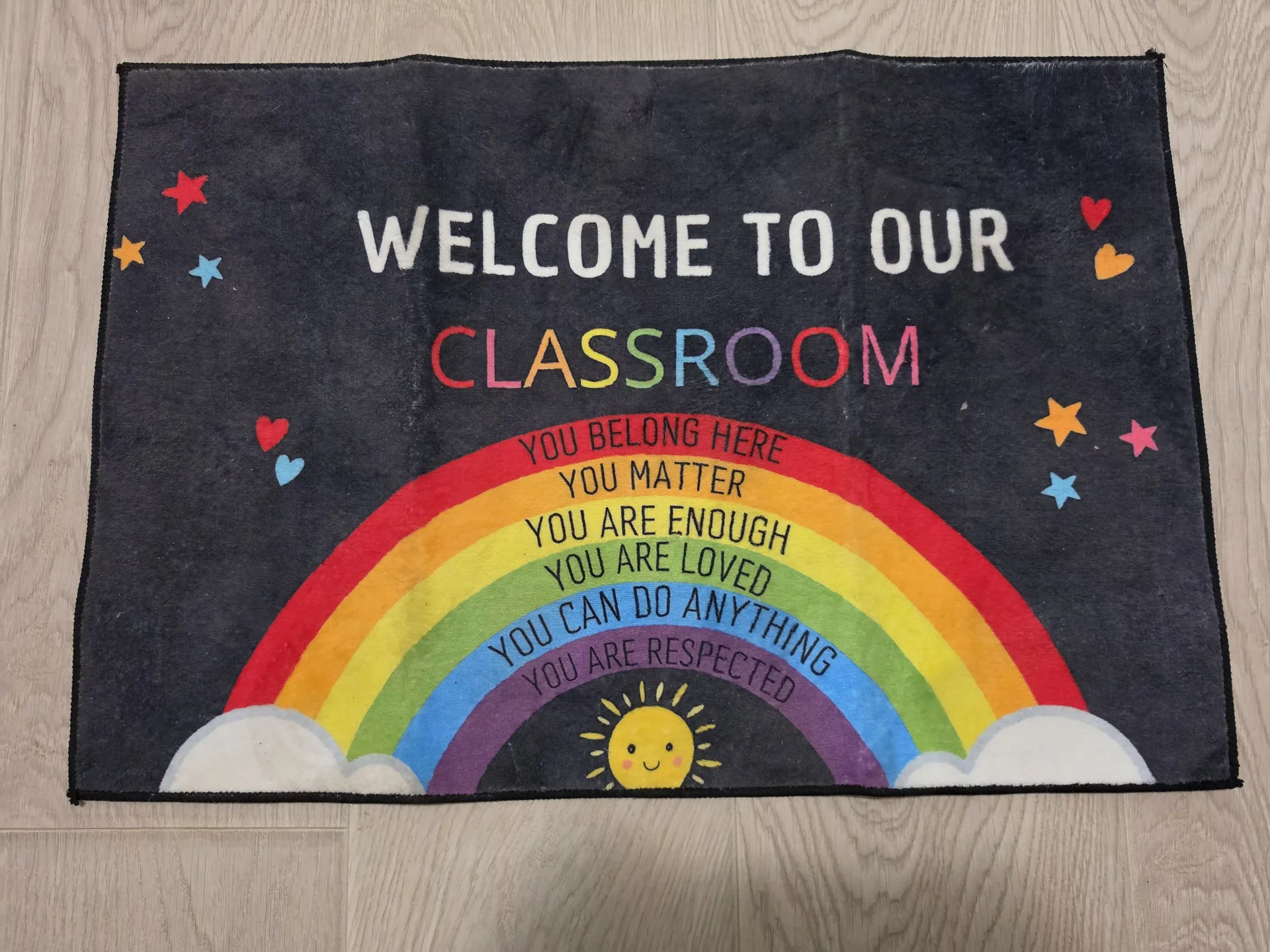 Covorașul de intrare „Welcome to our classroom” cu curcubeu și mesaje pentru copii