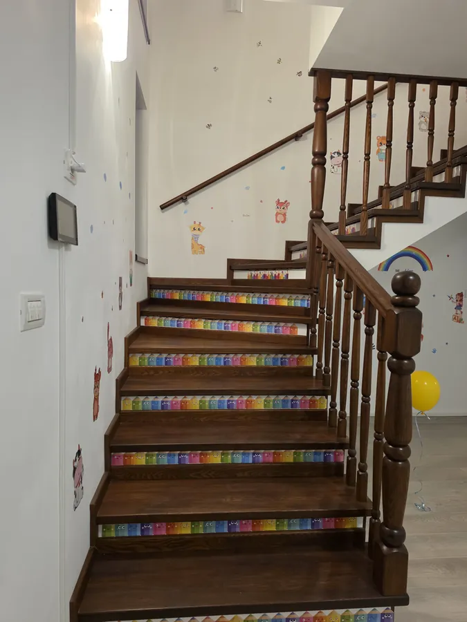 Scara interioară din lemn cu contratrepte decorate colorat