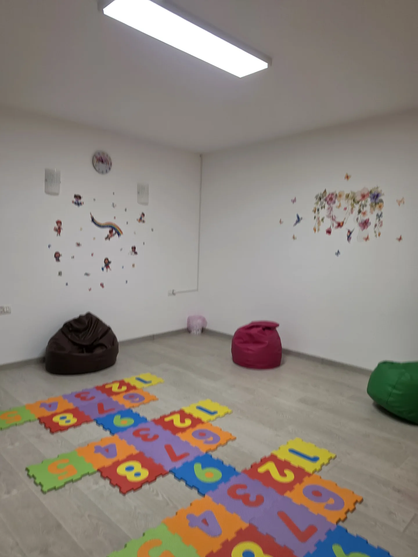 Zona de joacă cu puzzle din spumă cu cifre și fotolii puf
