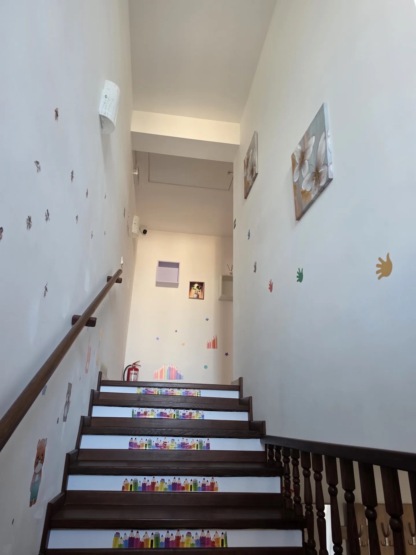 Holul cu scara spre etaj, decorat cu autocolante colorate