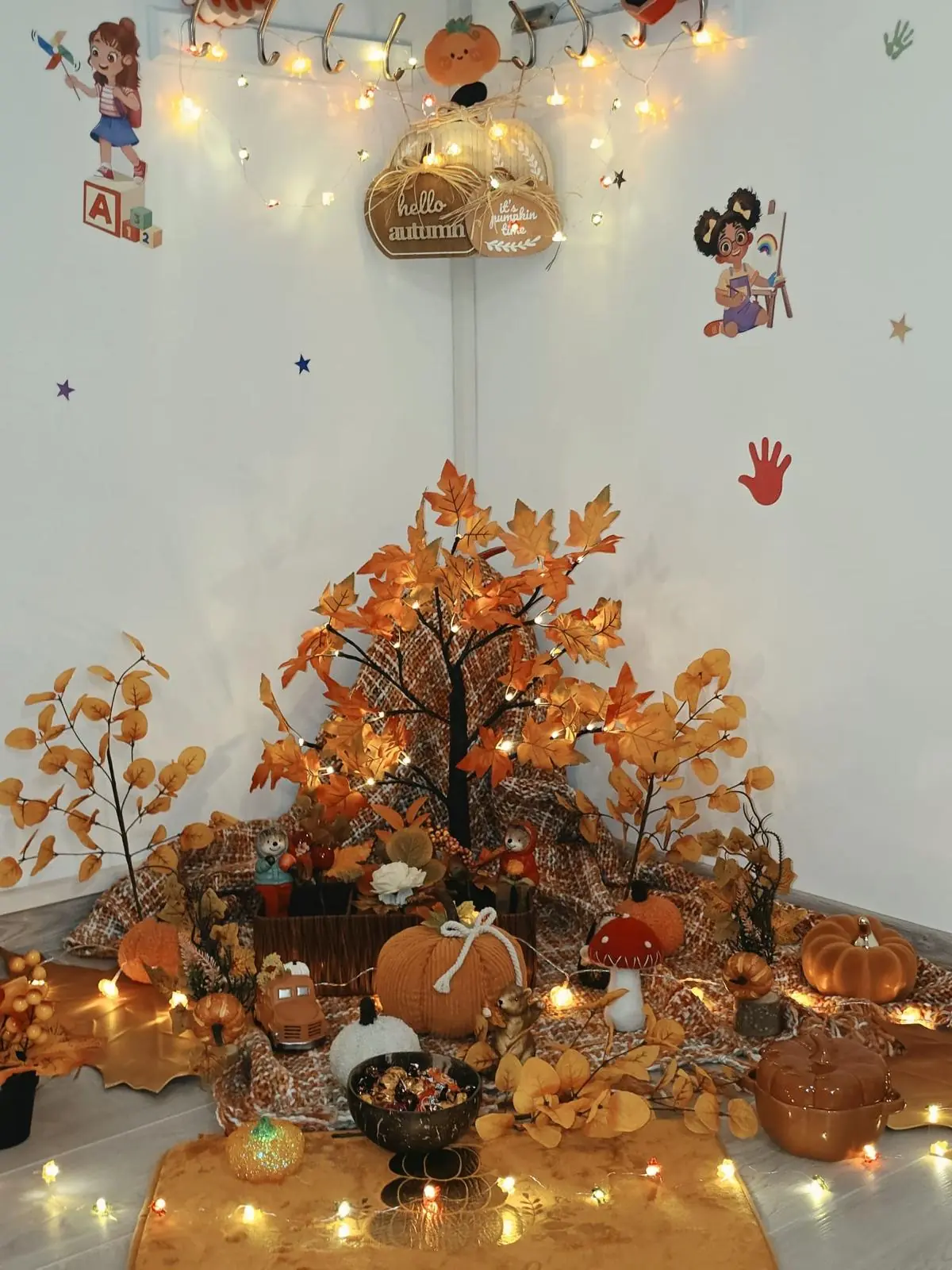 Colțul de toamnă de la Harmony Club School: copac cu frunze portocalii, dovleci și plăcuța hello autumn