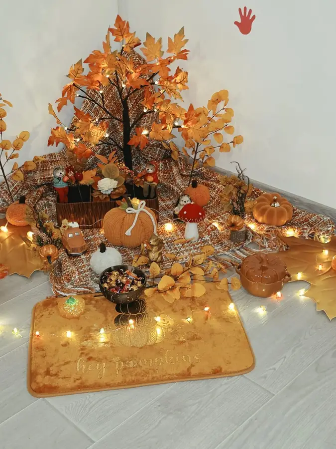 Copacul decorativ de toamnă cu frunze portocalii și luminițe, în sala de la Harmony Club School