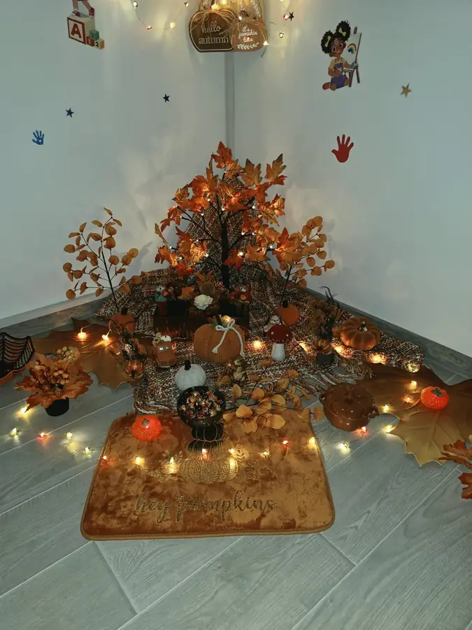Decorul de toamnă seara, cu covorașul hey pumpkins și luminițele aprinse