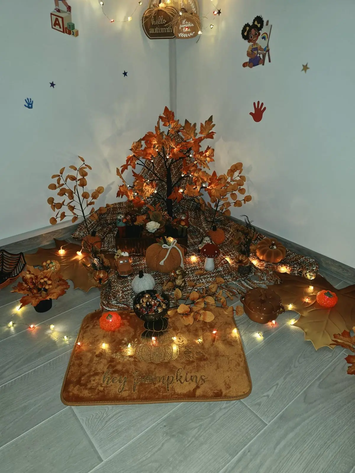 Decorul de toamnă seara, cu covorașul hey pumpkins și luminițele aprinse