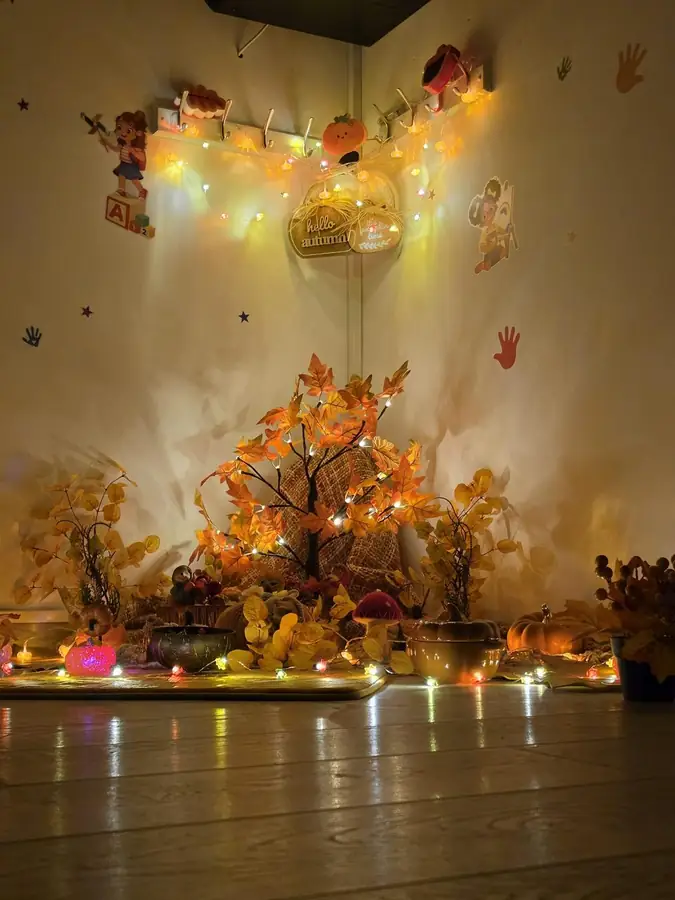 Cadru larg cu decorul de toamnă iluminat, în sala de activități