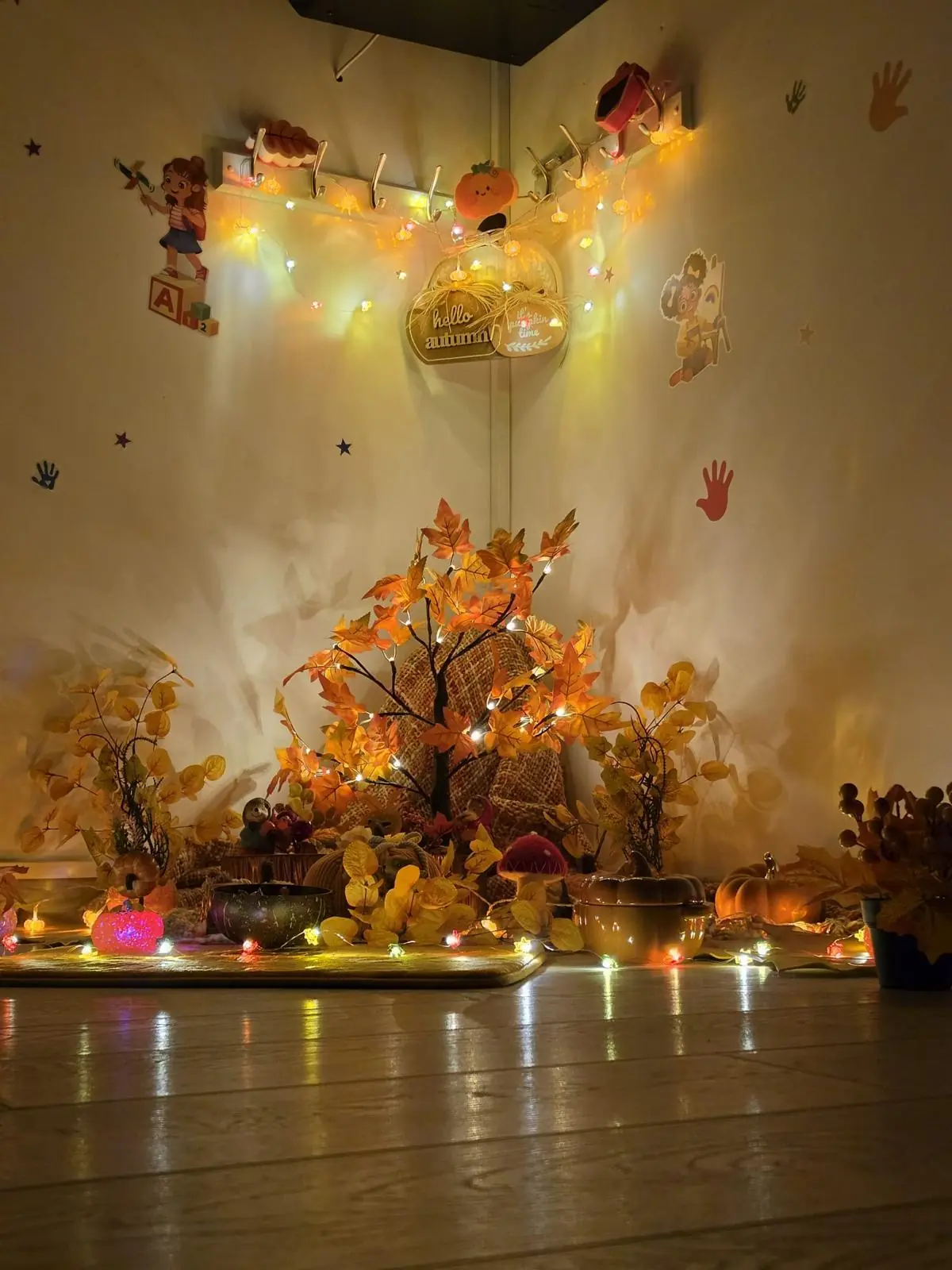 Cadru larg cu decorul de toamnă iluminat, în sala de activități